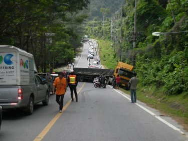 The 18-wheeler manages to block the entire Phuket coast road today