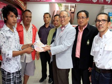 A fortunate Burmese shopper gets back 14,600 baht and his documents