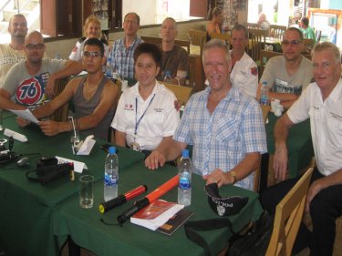 Tony Zalewski with volunteers from Police Region 8 at the Patong course. Mr Zalewski is in the blue check shirt
