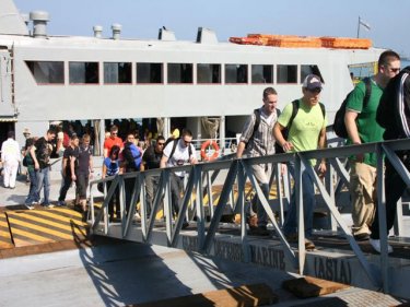 Arriving on a Glenn gangplank, US sailors set to enjoy Phuket