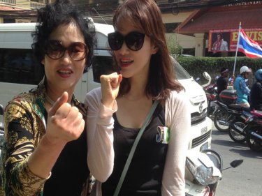 Korean tourists Juwon and her mother support Patong protesters