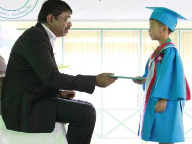 MD Ravi Chandran gives a young Laguna graduate his certificate