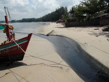 Black water again pollutes one of Phuket's most appealing beaches today