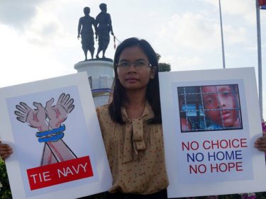 Chutima Sidasathian seeks free speech at Phuket's Heroines Monument