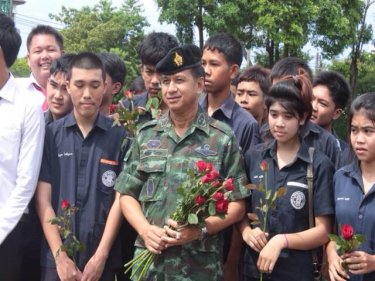 Phuket students give soldiers flowers on Phuket today