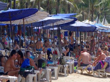 Kamala last high season: tourists bring commerce to Phuket's beaches