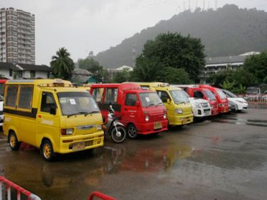 Tuk-tuks and taxis nabbed by raiders in Patong are held in Phuket City