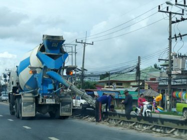 Construction of a median barrier in the road from Rawai to Chalong continues