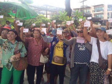 Vendors protest for the second time outside Patong's police station