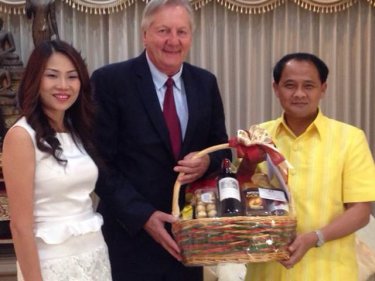 The French honorary consul meets Phuket's governor yesterday