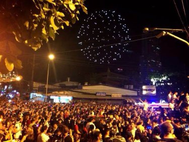 The crush to reach the beach from Soi Bangla could have been dangerous