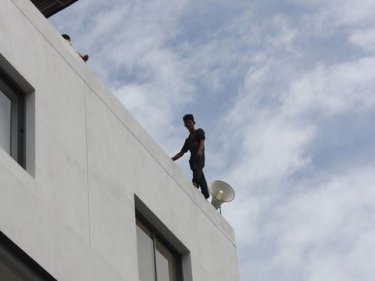 The man threatens to jump because his wife left him with three children