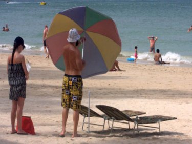 Vendors do not want Phuket's tourists bringing their own umbrellas