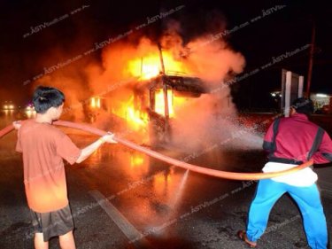 Fire consumes the tourist's bus and their possessions on the road to Samui