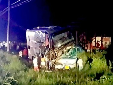 A bus-car collision in Roi-et killed five people and injured many others.