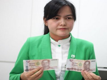 Hard to distinguish: The fake note is in Khun Nitapa's right hand