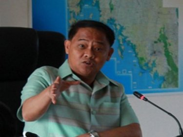 Phuket Governor Nisit Jansomwong makes a point at the meeting