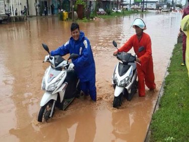 Floods in Phuket City's Tesco Lotus intersection were caused by blocked drains