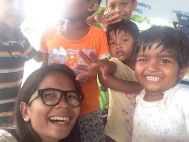 Reporter Chutima Sidasathian with Rohingya boatpeople children