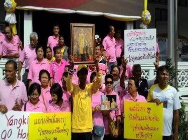 Protesters outside Phuket Provincial Hall today support lese majeste laws